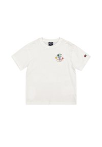 Witte katoenen t-shirt met een kleurrijk logo ontwerp op de borst en een klein logo-patch op de mouw. Korte mouwen, ronde hals.