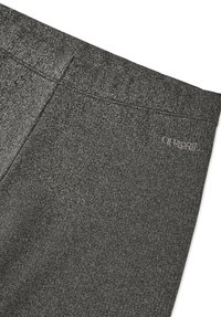 Grå teksturerte bukser med en subtil glans. Har sydd midjebånd og en liten logo på siden. Materialet ser ut til å være vevd.