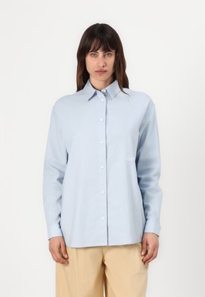Lichtblauw button-up overhemd van katoen, met een kraag, lange mouwen en een klein geborduurd logo op de borst.