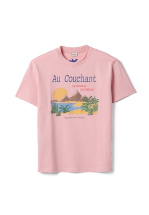 Pink short-sleeve t-shirt with a sunset graphic showing mountains, palm trees, water, and French text "Au Couchant, Le Paradis Des Rêves."
