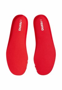 Czerwone wkładki z gładką, teksturowaną powierzchnią, z napisem marki "reima" nadrukowanym na biało. Zaprojektowane w konturowym kształcie dla wygody.