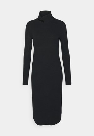 Μαύρο, μακρυμάνικο φόρεμα με ψεύτικο λαιμόκοψη και εφαρμοστή σιλουέτα, με μια μικρή λεπτομέρεια κοψίματος στον γιακά. Μαλακή υφή.