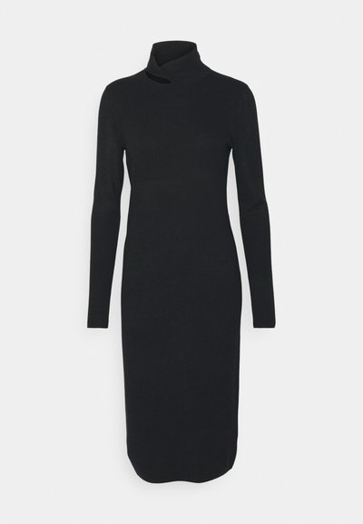 Μαύρο, μακρυμάνικο φόρεμα με ψεύτικο λαιμόκοψη και εφαρμοστή σιλουέτα, με μια μικρή λεπτομέρεια κοψίματος στον γιακά. Μαλακή υφή.