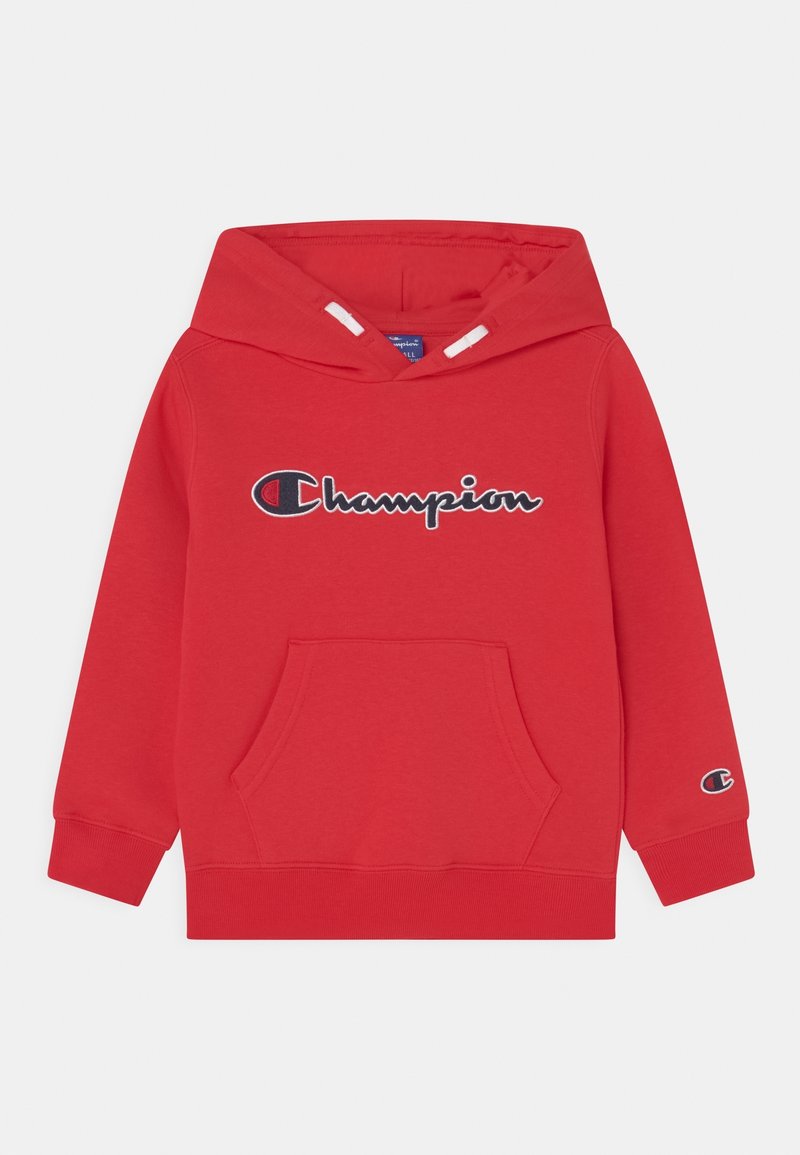Roter Champion-Hoodie mit vornem Kängurutasche, Logo, das über die Brust gestickt ist, und kleinerem Logo am Bündchen des linken Ärmels.