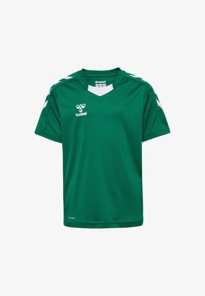 Zelený fotbalový dres s krátkým rukávem vyrobený z prodyšného materiálu, s výstřihem do V, bílými akcenty na ramenech a logem na hrudi.
