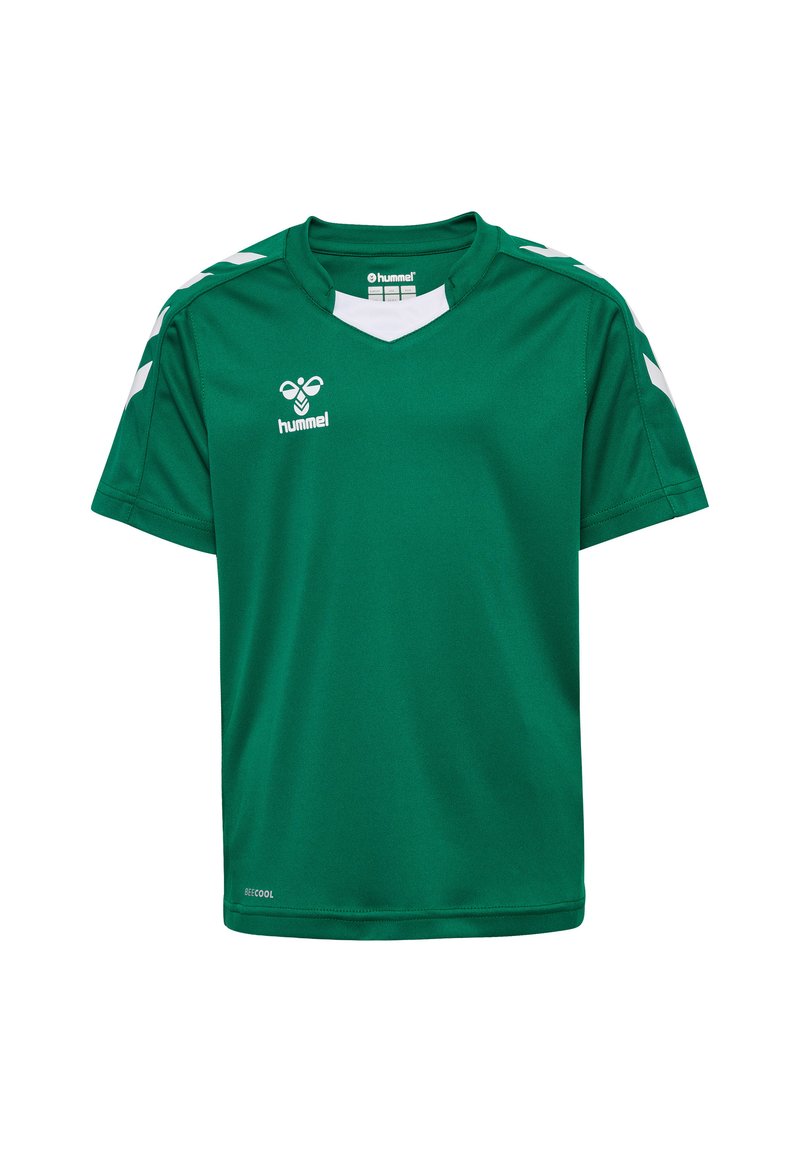 Camiseta de fútbol verde de manga corta fabricada en tejido transpirable, con un cuello en V, acentos blancos en los hombros y un logo en el pecho.