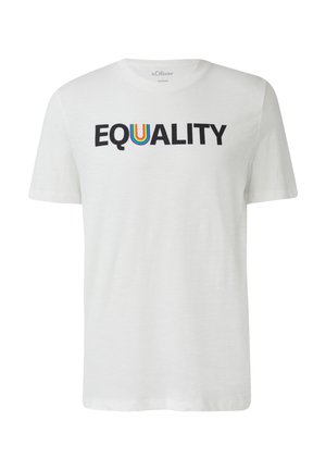 Witte t-shirt met korte mouwen met "EQUALITY" in het zwart gedrukt, waarbij de "U" is ontworpen in regenboogkleuren als symbool voor LGBTQ+ trots.