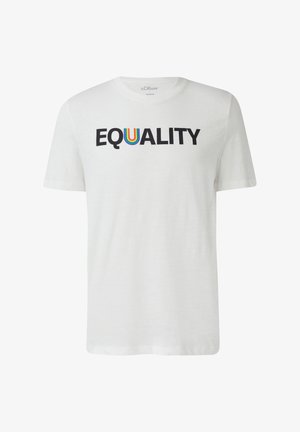 T-shirt blanc à manches courtes avec "ÉGALITÉ" imprimé en noir, le "U" conçu avec des couleurs arc-en-ciel symbolisant la fierté LGBTQ+.