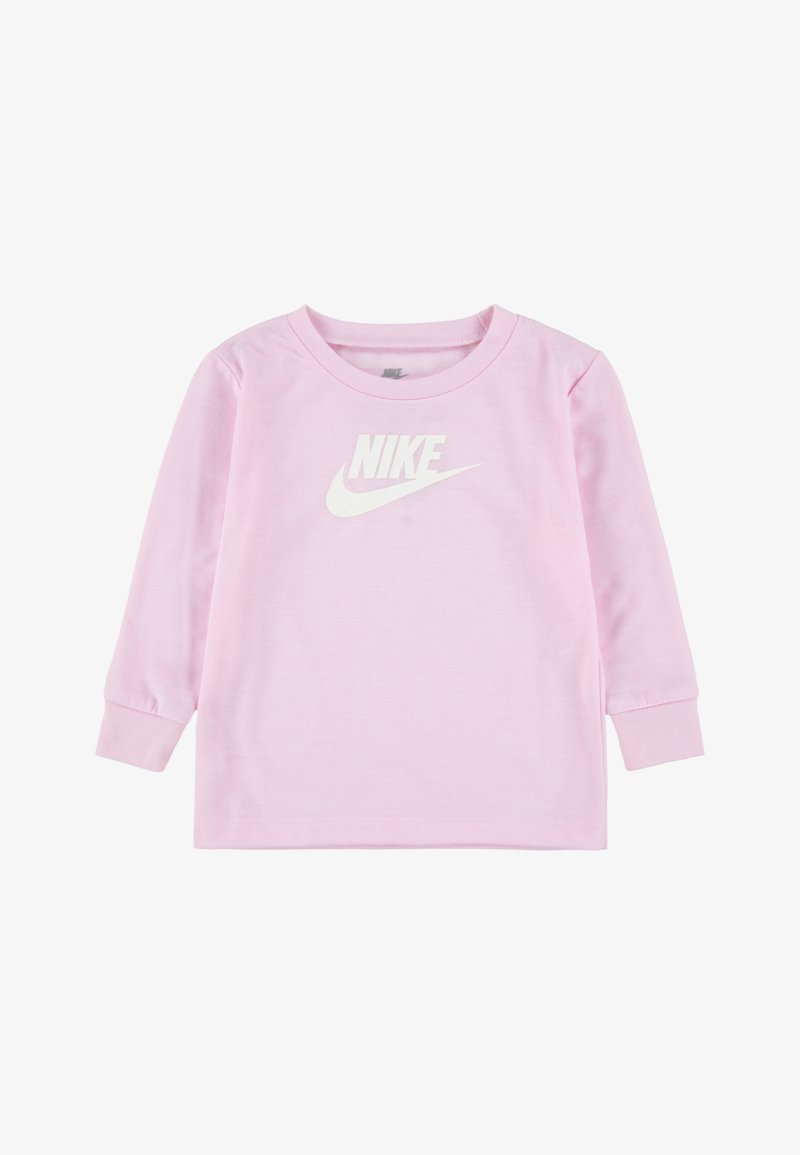 Lyse rosa langermet t-skjorte laget av bomull, med en hvit Nike-logo i midten og ribbestrikkede mansjetter. Enkelt design, ingen mønstre.