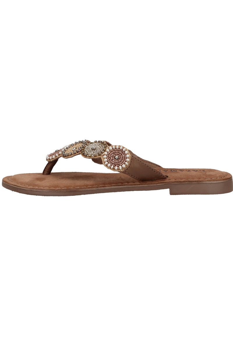 Sandale à lanière en cuir marron avec des embellissements en perles et sequins sur la lanière supérieure et une semelle intérieure douce et texturée. Semelle extérieure plate.