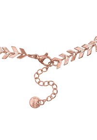 Roze gouden metalen armband met pijlvormige schakels, een karabijnsluiting en een kettingverlengstuk met een ronde tag met de merknaam.