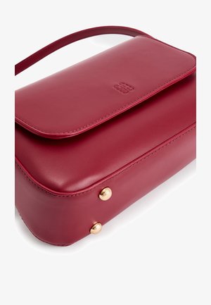 Bolso de mano de cuero rojo con textura suave, diseño rectangular, cierre en tapa y acentos de hardware en tono dorado, incluyendo tachuelas decorativas.