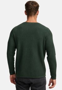 Pull en tricot vert foncé avec un motif texturé et côtelé, manches longues et encolure ronde. Idéal pour un look décontracté.