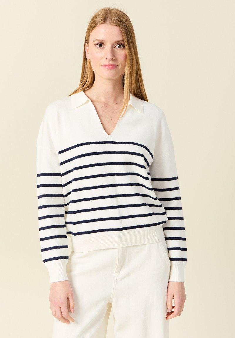 Weißer V-Ausschnitt-Pullover mit marineblauen horizontalen Streifen. Hat lange Ärmel, einen Kragen und gerippte Bündchen sowie Saum. Weicher Stoff.