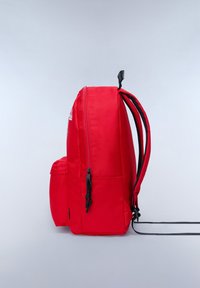Zaino rosso con finitura in tessuto liscio, cerniere sul compartimento principale, spallacci regolabili e una tasca laterale per ulteriore spazio di archiviazione.