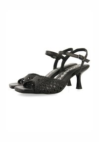 Sandalias de tacón negro con parte superior trenzada y diseño de punta abierta. Presenta una delicada correa en el tobillo y un tacón curvado para mayor estilo.