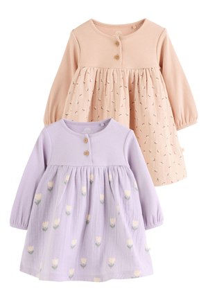 Dos vestidos de bebé de manga larga, uno melocotón con pequeño estampado floral y dos botones de madera, otro lavanda con tulipanes amarillos y dos botones de madera.