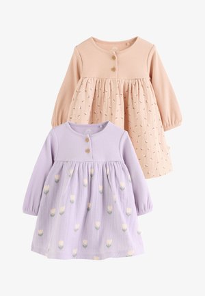 Két hosszú ujjú babaruha, az egyik őszibarackszínű apró virágmintával és két fa gombbal, a másik levendulalila sárga tulipánokkal és két fa gombbal.