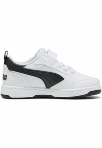 Baskets blanches avec des accents noirs, présentant un extérieur en cuir lisse, une languette en mesh et une fermeture à bande Velcro. Détails perforés sur le bout.