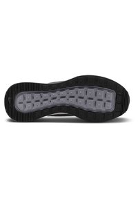 Sole di sneaker nera con gomma testurizzata, caratterizzata da uno strato di ammortizzazione visibile e motivi di trazione rettangolari per una migliore aderenza.