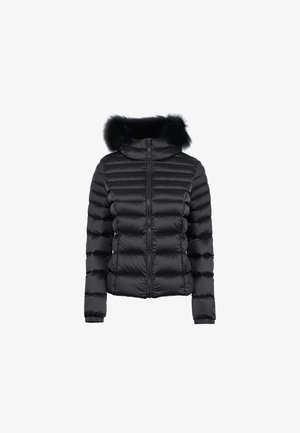 Chaqueta puffer negra con cierre frontal, diseño acolchado horizontal y capucha de piel sintética negra desmontable. Cuenta con puños elásticos para un ajuste ceñido.