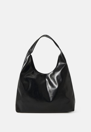 Črna usnjena hobo torba s mehko, sijočo teksturo in zaobljenim odprtim vrhom. Ima širok, ukrivljen trak za nošenje. Brez vidne opreme.