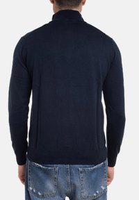 Maglione lavorato a maglia blu navy con maniche lunghe e colletto alto, caratterizzato da una texture liscia e finiture a costine sui polsini e sull'orlo.