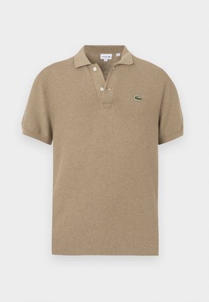 Korte mouw beige polo shirt met een gestructureerde brei, drie-knopen placket en een groen geborduurd logo op de linkerborst.