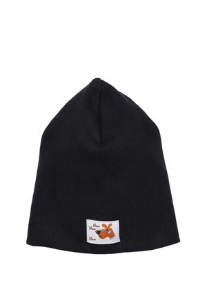 Zwarte gebreide beanie met een puntige bovenkant. Heeft een wit label met een cartoonhondillustratie en het woord "Hoe" in rode letters.