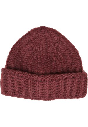 Strikket burgunder lue med ribbet tekstur, med en brett-over mansjett og mykt, varmt ullmateriale.