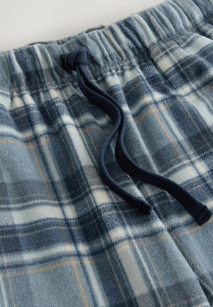 Fleece-pyjamasortsit sinivalkoisella ruutukuviolla, jossa on naruvyötärö ja pehmeä, teksturoitu kangas.