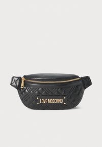 Svart quiltad läder bältesväska med gulddragkedja och "Love Moschino" logoplåt på framsidan.