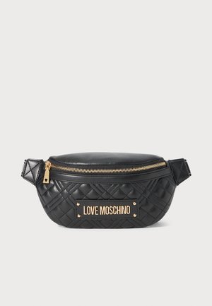 Mustmust nahkvahe kott kuldse tõmbehinge ja "Love Moschino" logoplaadi äärtes.