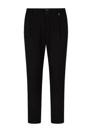 Zwarte op maat gemaakte broeken met riemlussen, sluiting met een knoop en rits aan de voorkant, subtiele textuur en een klein stoffen etiket nabij de tailleband.