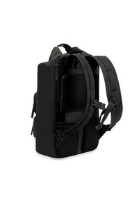 Czarny plecak wykonany z wytrzymałego materiału, z wyściełanymi paskami, eleganckim designem, akcentami z siateczki oraz licznymi zapinanymi na zamek kieszeniami.