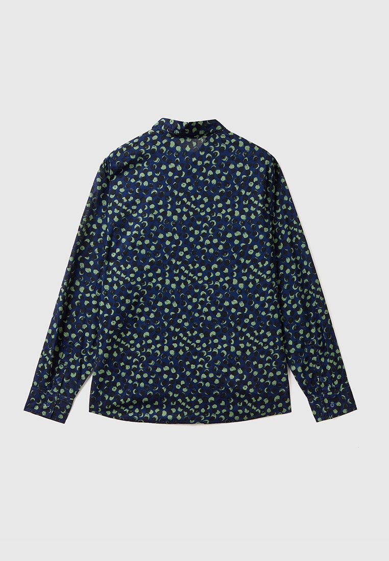Maglietta a maniche lunghe navy con motivo astratto verde, design con colletto, polsini con bottone e una texture di tessuto liscia. Nessun logo o etichetta visibili.