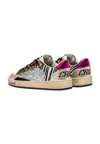 Sneaker brillanti argento e khaki con pattern a zebra e leopardo, dettagli metallici rosa sul tallone e suola in gomma nera.