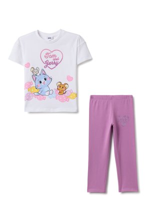 Wit T-shirt met een cartoonafbeelding van een blauwe kat en twee muizen, gecombineerd met paarse legging met een hartvormig glitterdesign.