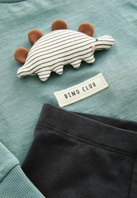 Next LONG SLEEVE SET - REGULAR FIT - Tepláková súprava - green dinosaur