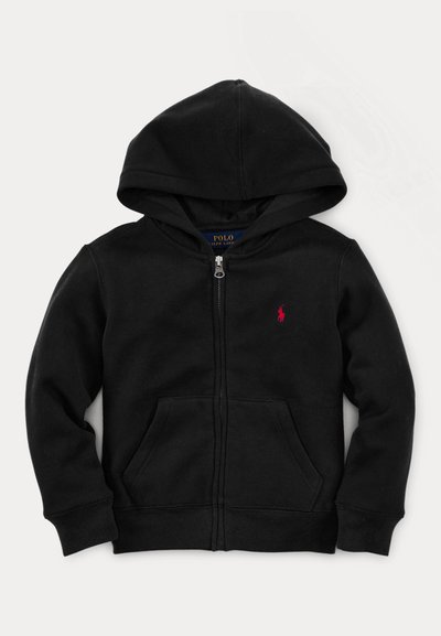 Crna zip-up dukserica od mekog materijala sadrži prednji džep, rebraste rukave i crveni izvezeni logo na lijevoj strani prsnog koša.