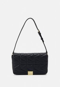 Czarna skórzana torebka z pikowanym trójkątnym wzorem. Wyposażona w złocisty zatrzask i regulowany pasek na ramię. Kompaktowy, prostokątny kształt.
