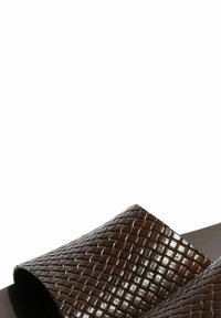 Bruine gevlochten slide-sandaal met een gestructureerde bovenkant en een gladde zool. Het ontwerp bevat overlappende banden met een laag profiel.
