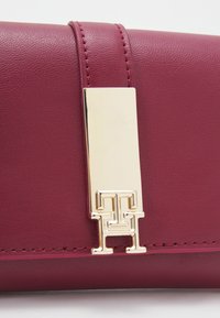 Tommy Hilfiger HERITAGE FLAP - Rahakott - rouge