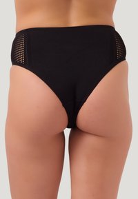 Costume da bagno nero a vita alta con pannelli laterali in rete, texture liscia e bordi senza cuciture per comfort e vestibilità.