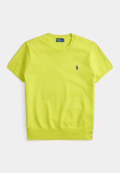 Κοντομάνικο βαμβακερό μπλουζάκι σε φωτεινό νέον κίτρινο χρώμα με ριμπ λαιμόκοψη και μικρό μπλε λογότυπο στο αριστερό στήθος.