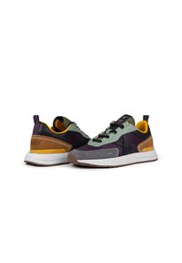 Mnohofarebné tenisky s kombináciou materiálov, vrátane zamatu a sieťoviny; odtiene fialovej, zelenej, šedej a oranžovej; gumová podrážka.