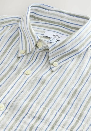 Chemise à manches courtes rayée avec des rayures bleues et vertes sur un fond blanc. Détails remarquables comprenant un col avec boutons et un tissu léger.