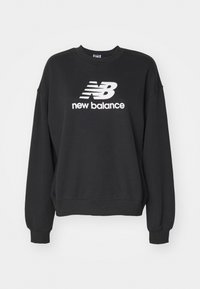 Zwarte sweatshirt van katoen, met een ronde hals, verlaagde schouders en een wit "new balance" logo op de voorkant. Zachte textuur.