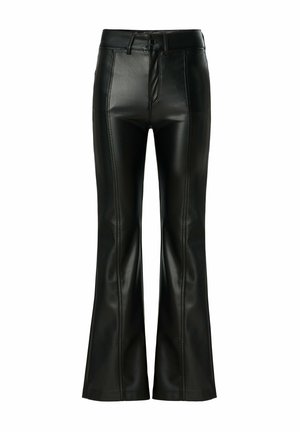 Pantalones de campana negros de cuero sintético, con una cintura alta, costuras visibles y un acabado liso y brillante.