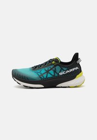 Scarpa da corsa con tomaia in mesh nera, blu e verde, dotata di un collarino imbottito, logo in evidenza e suola in gomma texturizzata per una buona aderenza.